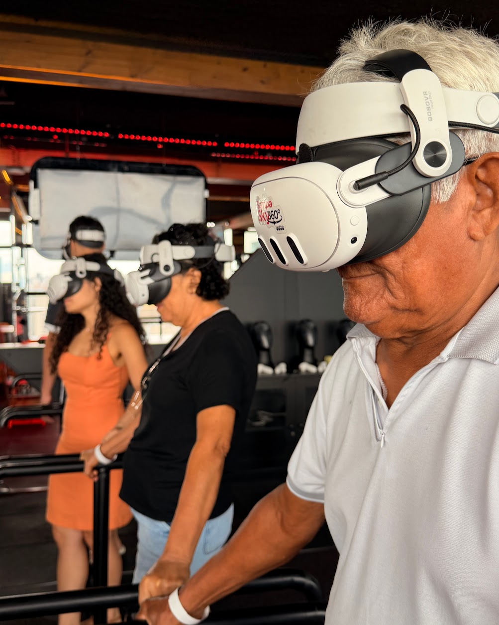 uma família usando óculos de realidade virtual no Sampa Sky